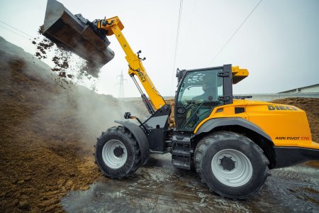 Dieci Agri Pivot T70 vysypává zeminu nebo organický materiál.